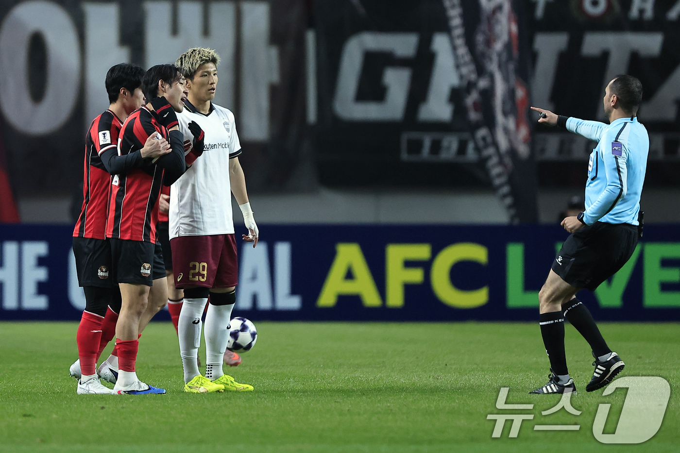(서울=뉴스1) 박정호 기자 = 4일 오후 서울시 마포구 월드컵로 서울월드컵경기장에서 열린 아시아축구연맹(AFC) 챔피언스리그 엘리트(ACLE) 16강 1차전 FC서울과 비셀 고베 …