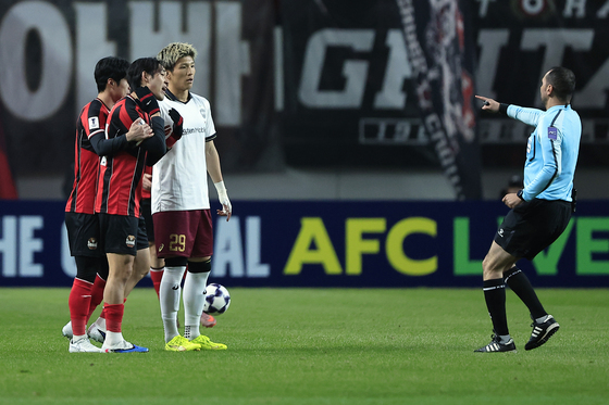 코마츠 렌 반칙성 플레이 어필하는 송민규