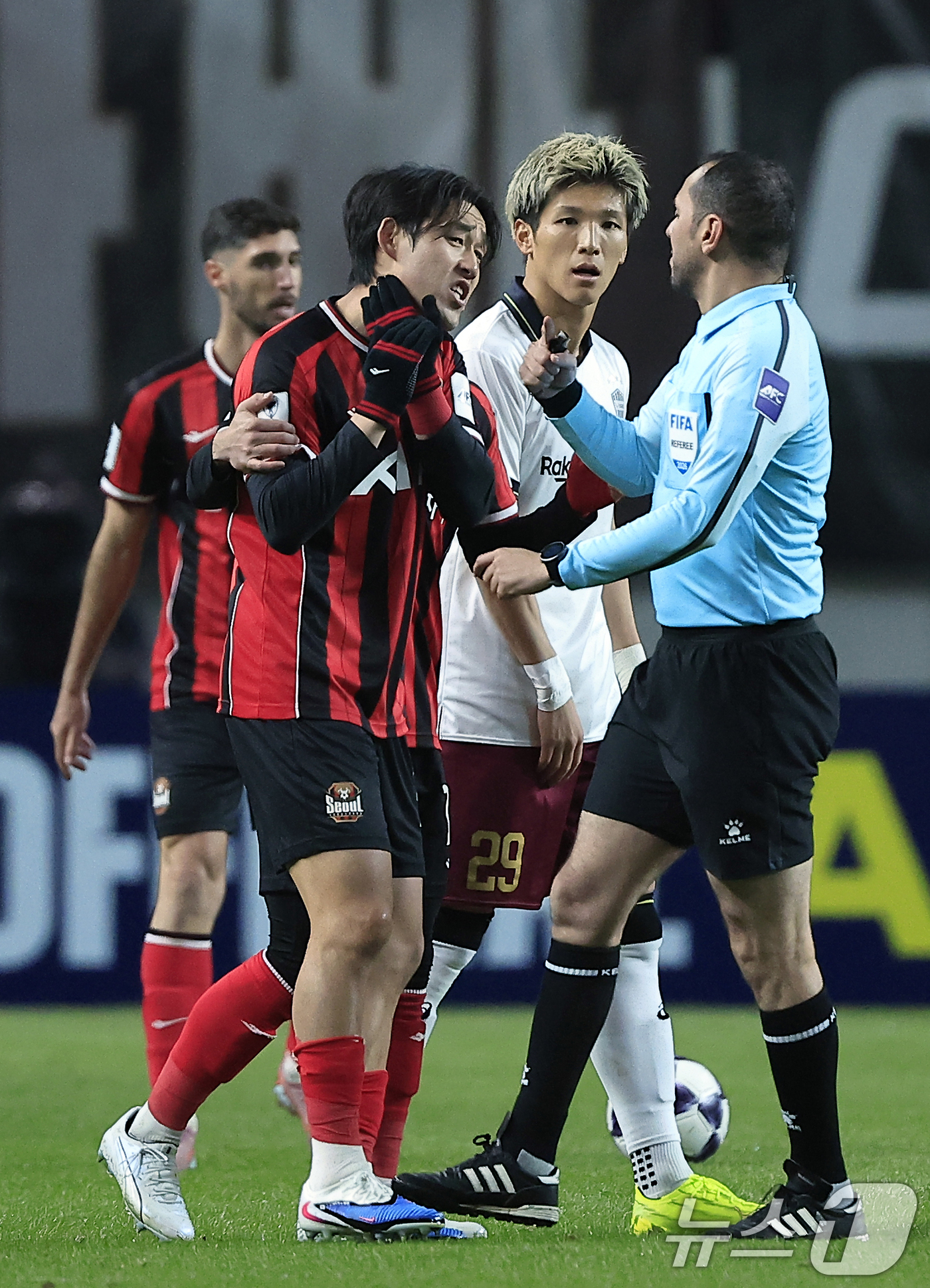 (서울=뉴스1) 박정호 기자 = 4일 오후 서울시 마포구 월드컵로 서울월드컵경기장에서 열린 아시아축구연맹(AFC) 챔피언스리그 엘리트(ACLE) 16강 1차전 FC서울과 비셀 고베 …