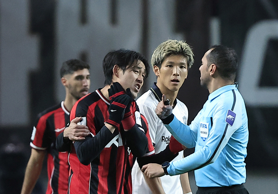 거친 플레이에 대해 어필하는 송민규