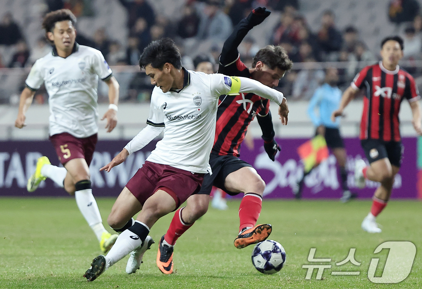 (서울=뉴스1) 박정호 기자 = 4일 오후 서울시 마포구 월드컵로 서울월드컵경기장에서 열린 아시아축구연맹(AFC) 챔피언스리그 엘리트(ACLE) 16강 1차전 FC서울과 비셀 고베 …