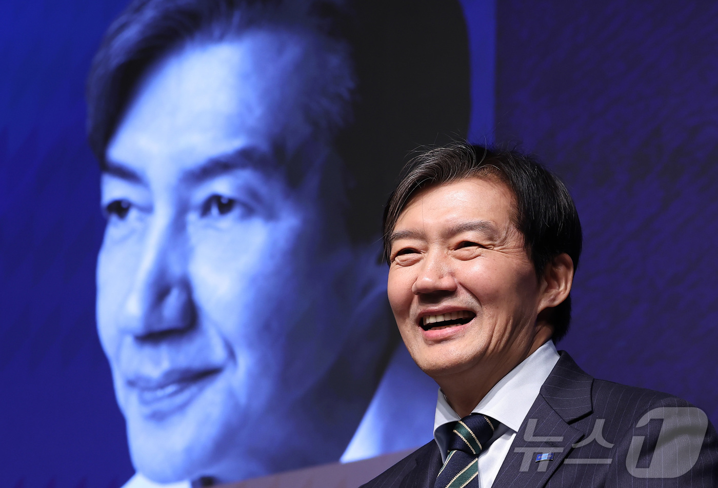 (서울=뉴스1) 김성진 기자 = 조국 조국혁신당 대표가 4일 서울 종로구 노무현 시민센터에서 열린 '조국의 선택' 저자와의 대화에서 미소짓고 있다. 2026.3.4/뉴스1