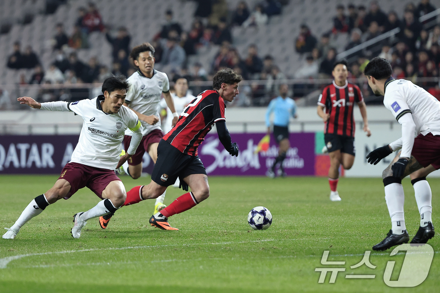 (서울=뉴스1) 박정호 기자 = 4일 오후 서울시 마포구 월드컵로 서울월드컵경기장에서 열린 아시아축구연맹(AFC) 챔피언스리그 엘리트(ACLE) 16강 1차전 FC서울과 비셀 고베 …