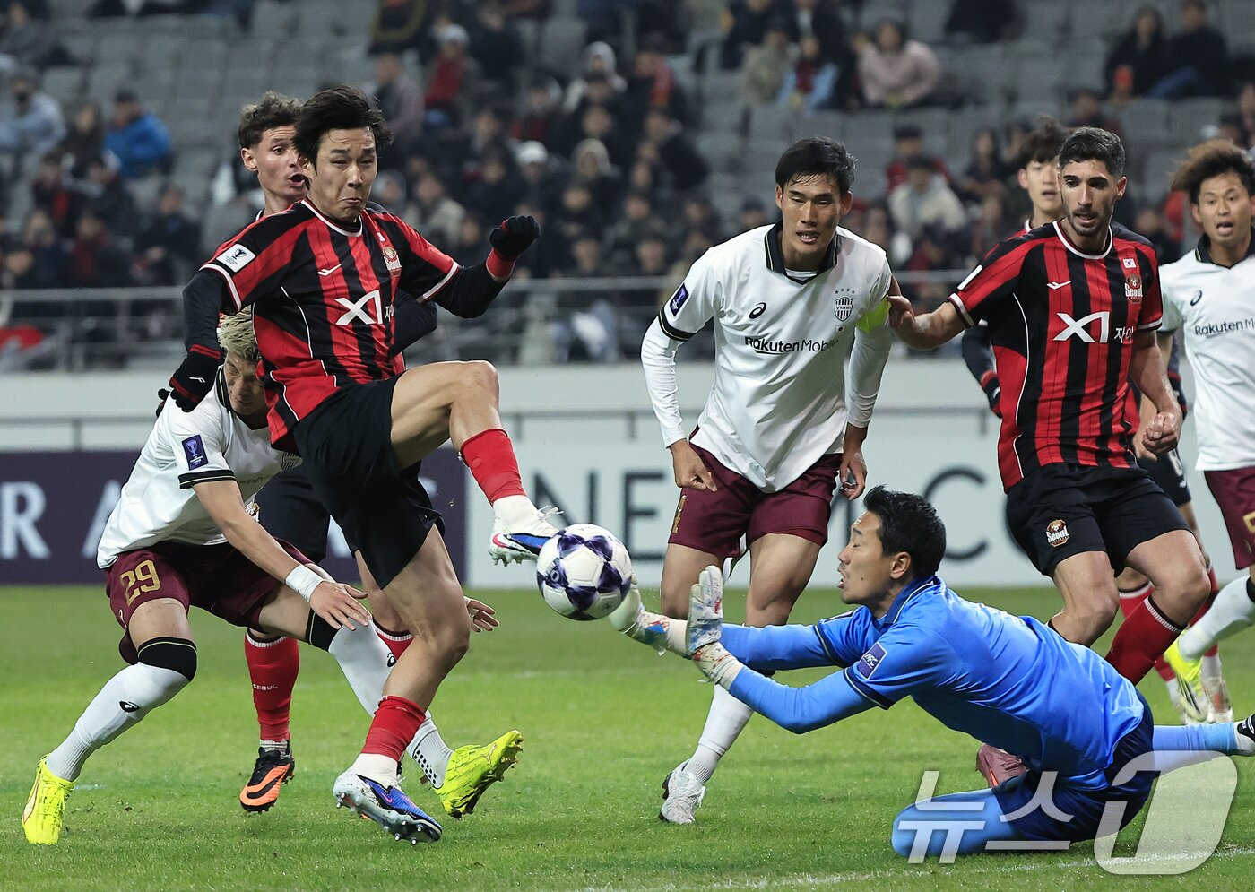 본문 이미지 - 4일 오후 서울시 마포구 월드컵로 서울월드컵경기장에서 열린 아시아축구연맹(AFC) 챔피언스리그 엘리트(ACLE) 16강 1차전 FC서울과 비셀 고베의 경기에서 FC서울 송민규가 코너킥 상황에 볼을 향해 발을 뻗고 있다. 2026.3.4 ⓒ 뉴스1 박정호 기자