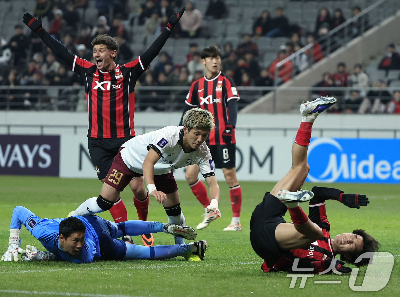 (서울=뉴스1) 박정호 기자 = 4일 오후 서울시 마포구 월드컵로 서울월드컵경기장에서 열린 아시아축구연맹(AFC) 챔피언스리그 엘리트(ACLE) 16강 1차전 FC서울과 비셀 고베 …