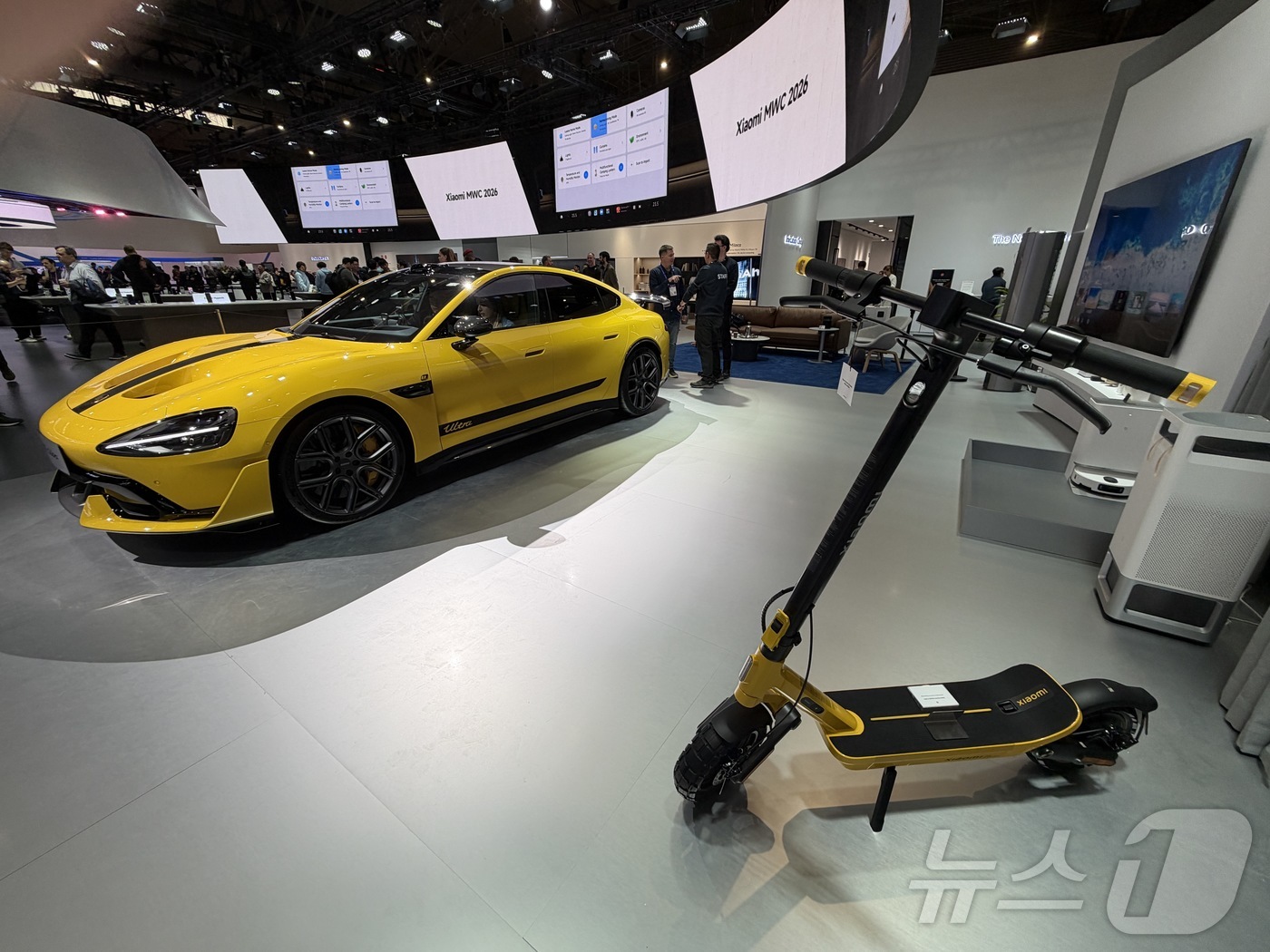 (바르셀로나=뉴스1) 김민수 기자 = 샤오미 전기차 'SU7'과 전동 킥보드가 4일(현지시간) 스페인 바르셀로나에서 열린 모바일월드콩그레스(MWC) 2026 전시관에 함께 전시돼 …