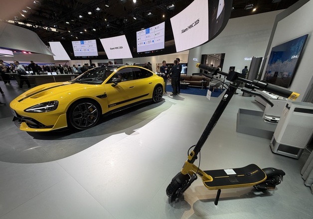 MWC26서 전시된 샤오미 전기차와 전동 킥보드