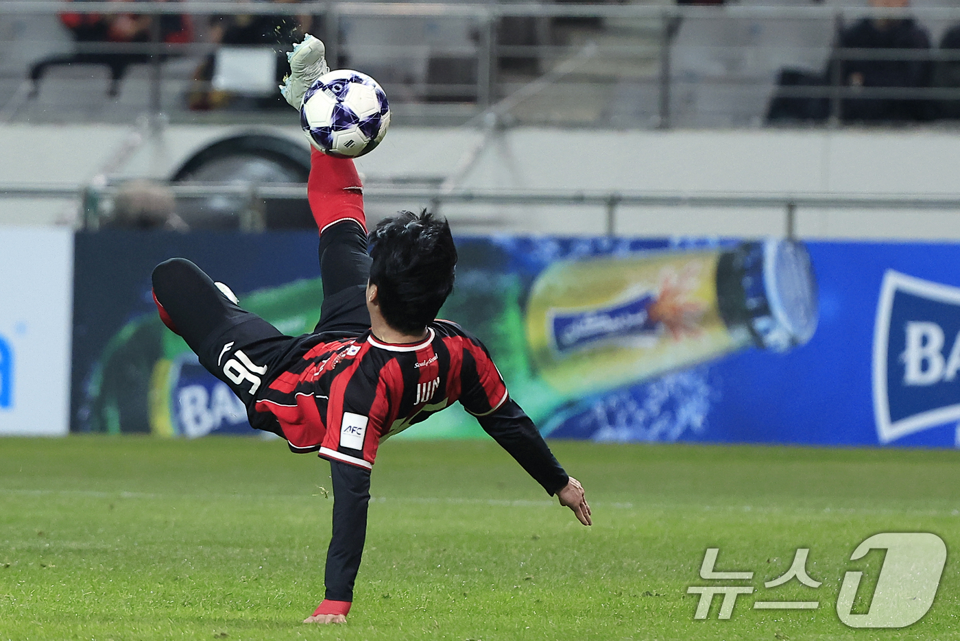 (서울=뉴스1) 박정호 기자 = 4일 오후 서울시 마포구 월드컵로 서울월드컵경기장에서 열린 아시아축구연맹(AFC) 챔피언스리그 엘리트(ACLE) 16강 1차전 FC서울과 비셀 고베 …