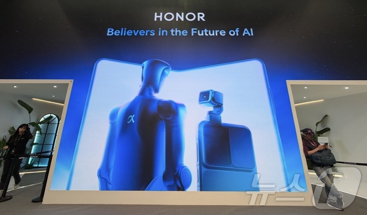 본문 이미지 - 4일(현지시간) 스페인 바르셀로나에서 열린 모바일월드콩그레스(MWC) 2026 전시관에 중국 스마트폰 업체 아너(HONOR)의 AI 디바이스와 로봇 기술 비전을 소개하는 광고가 나오고 있다. 2026.03.04 ⓒ 뉴스1 김민수 기자