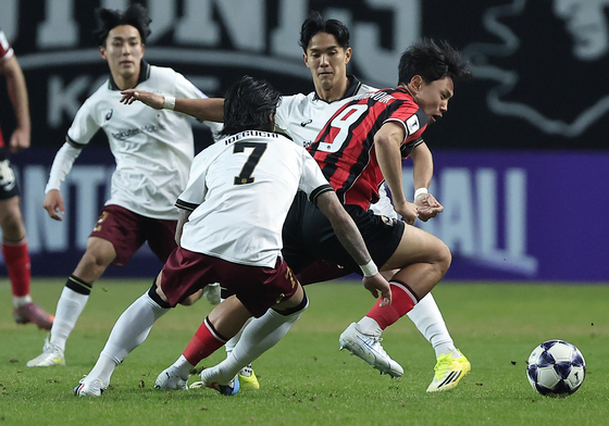 상대 수비 사이 빠져나오는 조영욱