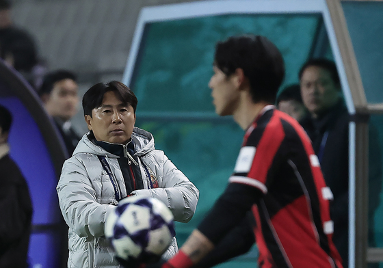 스로인 상황 지켜보는 김기동 감독