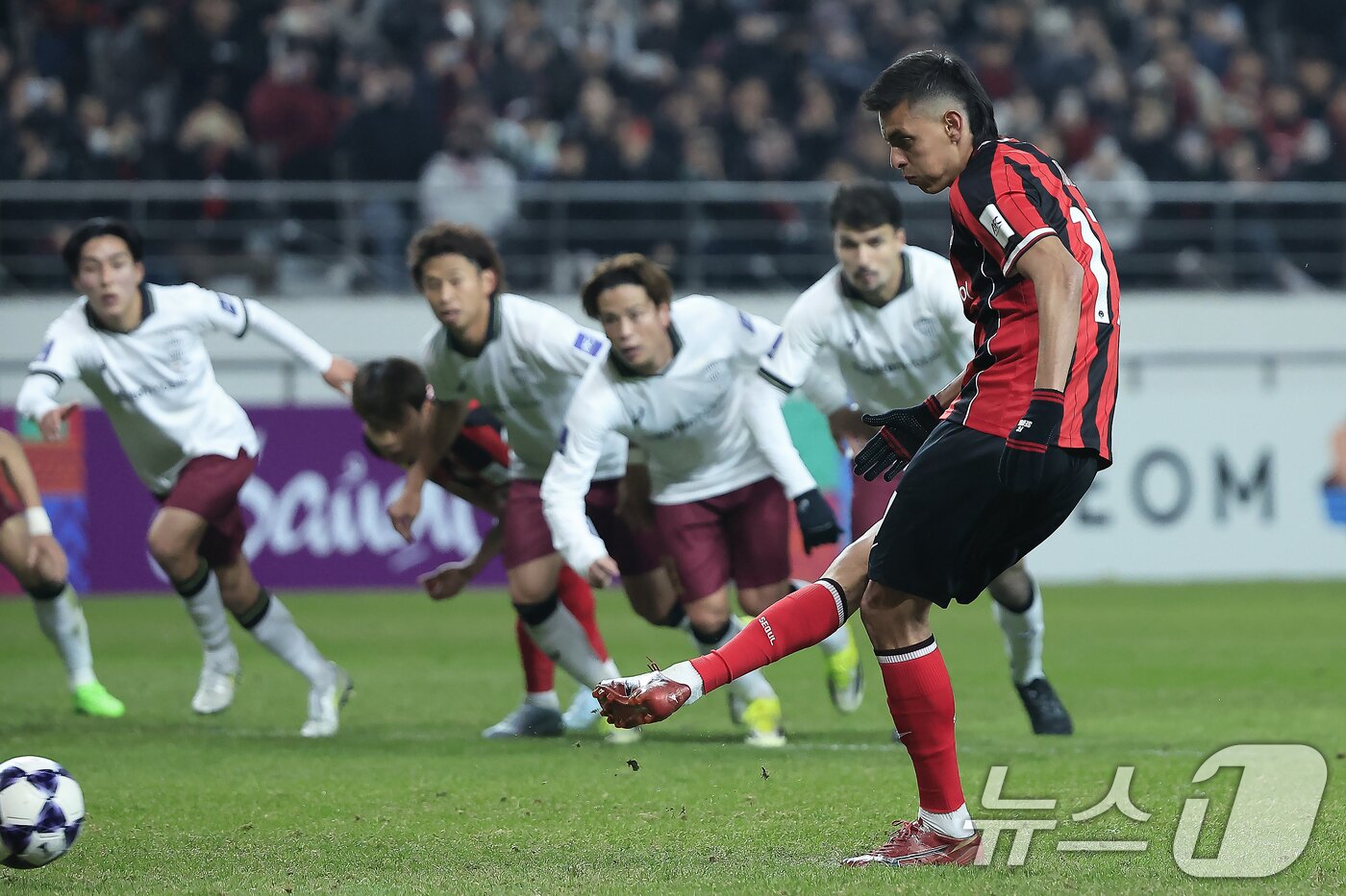 본문 이미지 - 4일 오후 서울시 마포구 월드컵로 서울월드컵경기장에서 열린 아시아축구연맹(AFC) 챔피언스리그 엘리트(ACLE) 16강 1차전 FC서울과 비셀 고베의 경기에서 FC서울 후이즈가 패널티킥을 차고 있다. 2026.3.4 ⓒ 뉴스1 박정호 기자