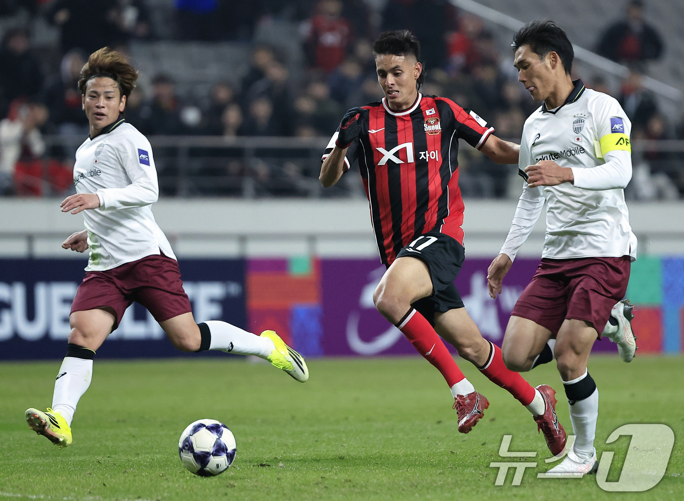 (서울=뉴스1) 박정호 기자 = 4일 오후 서울시 마포구 월드컵로 서울월드컵경기장에서 열린 아시아축구연맹(AFC) 챔피언스리그 엘리트(ACLE) 16강 1차전 FC서울과 비셀 고베 …