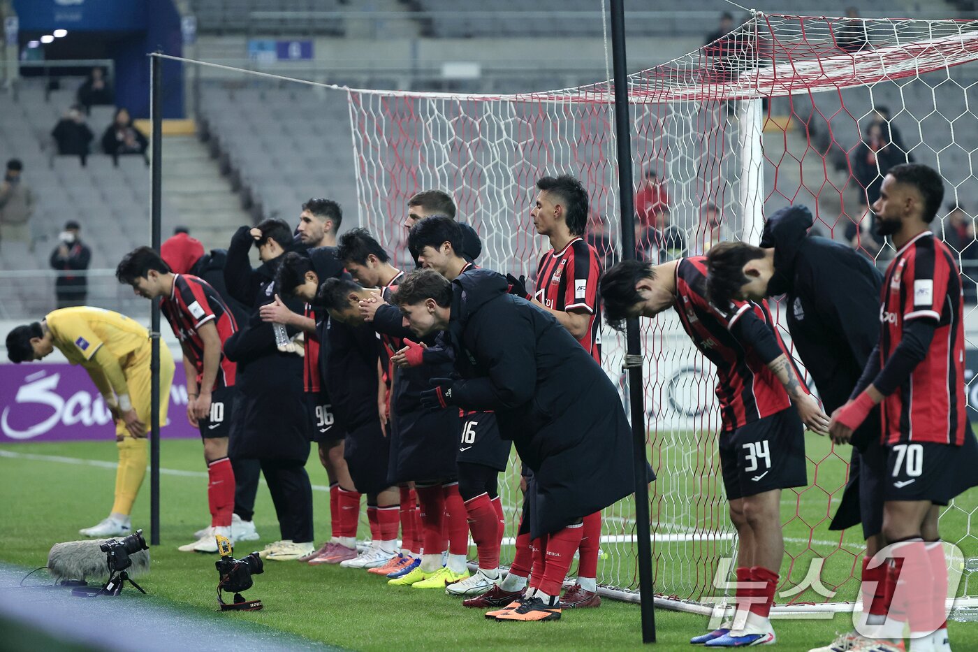 본문 이미지 - 4일 오후 서울시 마포구 월드컵로 서울월드컵경기장에서 열린 아시아축구연맹(AFC) 챔피언스리그 엘리트(ACLE) 16강 1차전 FC서울과 비셀 고베의 경기에서 1대 0으로 패한 FC서울 선수들이 서포터즈를 향해 인사하고 있다. 2026.3.4 ⓒ 뉴스1 박정호 기자