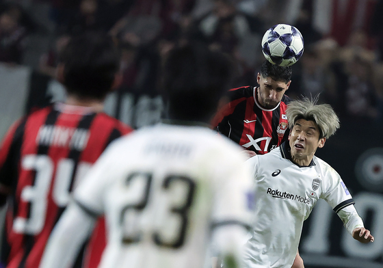 치열한 헤더 승부