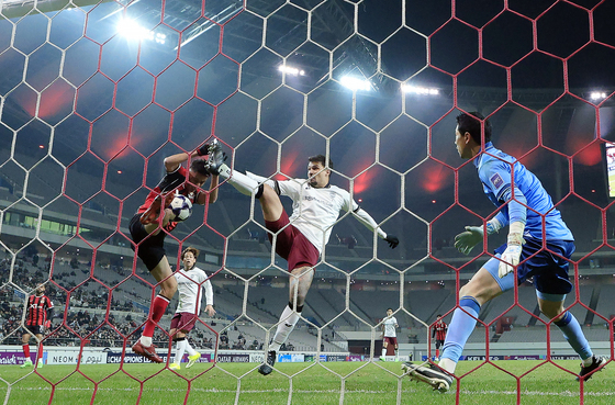 제대로 맞지 못해 득점 찬스 놓치는 후이즈