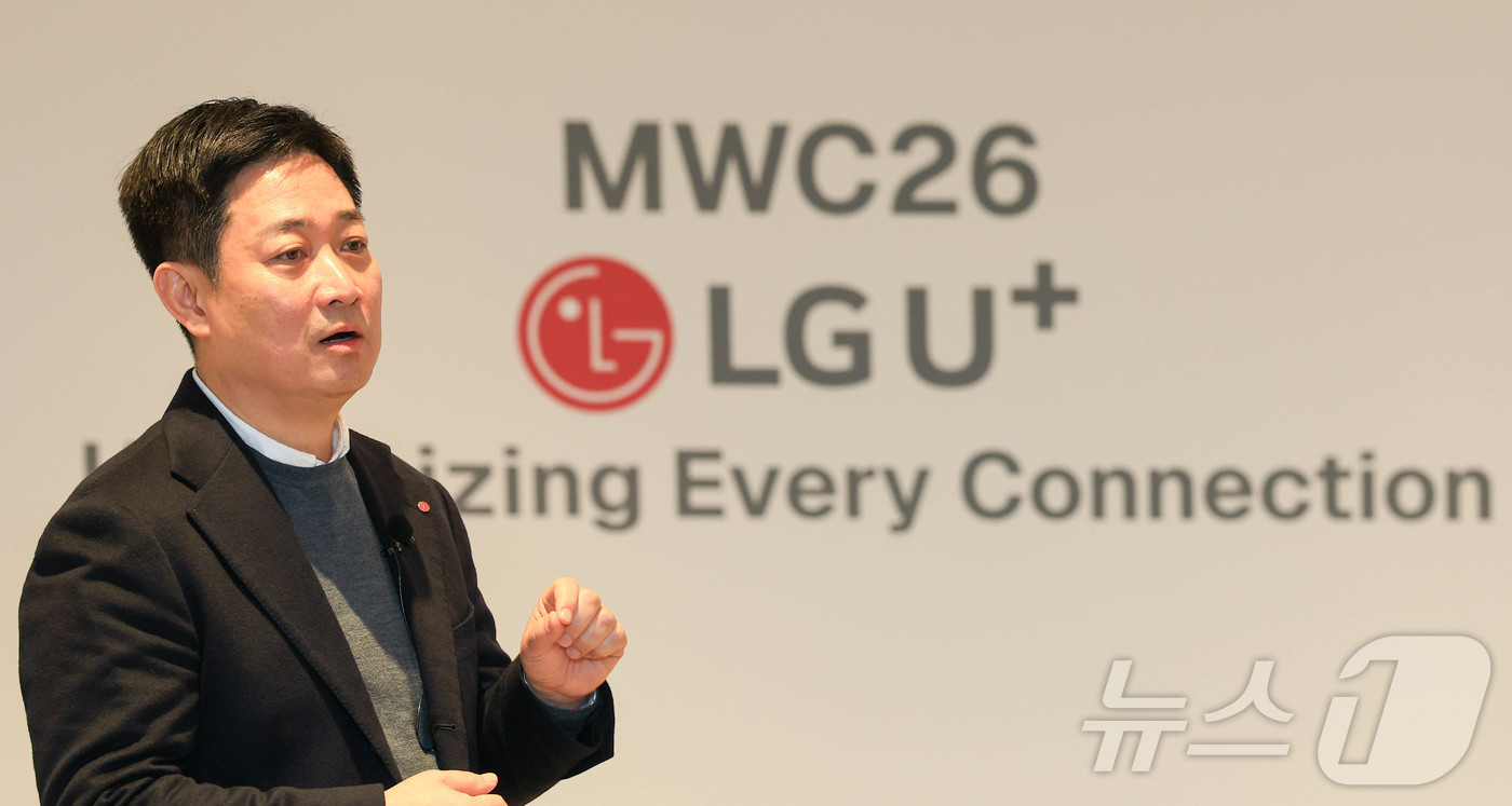 (바르셀로나=뉴스1) 사진공동취재단 = 홍범식 LG유플러스 대표가 4일(현지시간) 스페인 바르셀로나 인터콘티넨탈호텔에서 열린 기자간담회에서 \'AI 사업 전략\'에 대해 발표하고 …