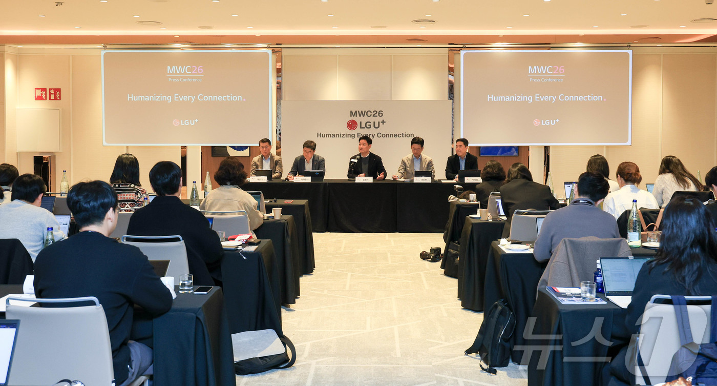 (바르셀로나=뉴스1) 사진공동취재단 = 홍범식 LG유플러스 대표가 4일(현지시간) 스페인 바르셀로나 인터콘티넨탈호텔에서 열린 기자간담회에서 \'AI 사업 전략\'에 대한 발표를 마 …