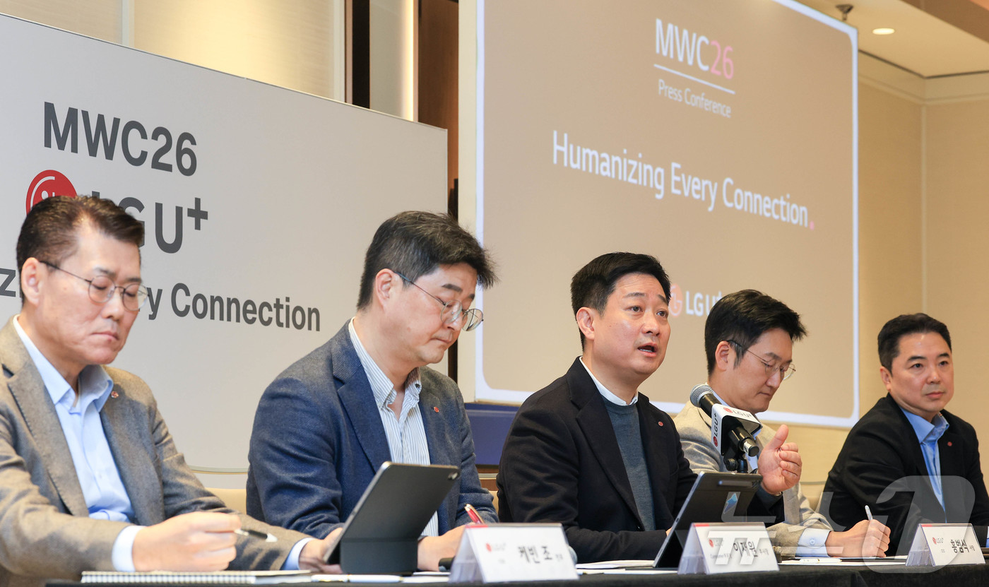 (바르셀로나=뉴스1) 사진공동취재단 = 홍범식 LG유플러스 대표가 4일(현지시간) 스페인 바르셀로나 인터콘티넨탈호텔에서 열린 기자간담회에서 'AI 사업 전략'에 대한 발표를 마친 …