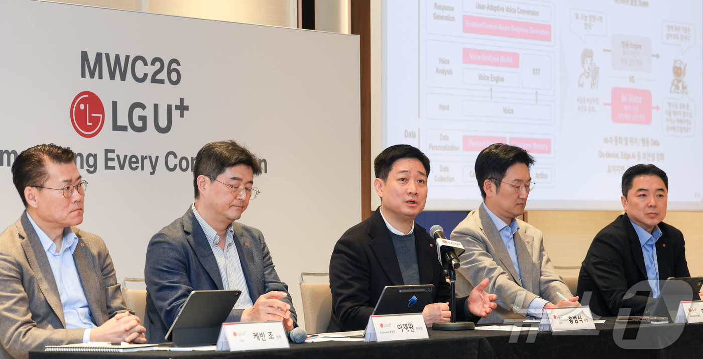 (바르셀로나=뉴스1) 사진공동취재단 = 홍범식 LG유플러스 대표가 4일(현지시간) 스페인 바르셀로나 인터콘티넨탈호텔에서 열린 기자간담회에서 'AI 사업 전략'에 대한 발표를 마친 …