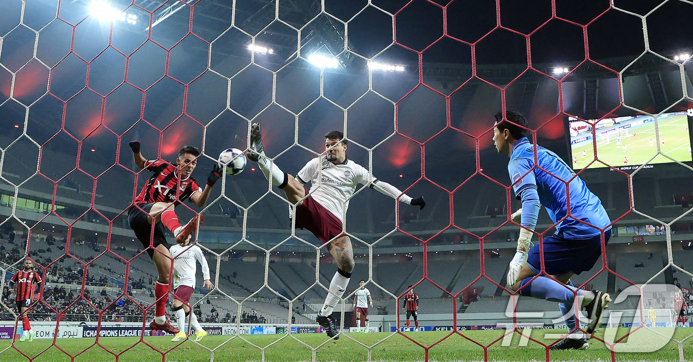 (서울=뉴스1) 박정호 기자 = 4일 오후 서울시 마포구 월드컵로 서울월드컵경기장에서 열린 아시아축구연맹(AFC) 챔피언스리그 엘리트(ACLE) 16강 1차전 FC서울과 비셀 고베 …