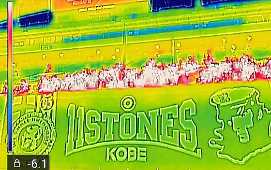 열띤 응원 펼치는 고베 서포터즈