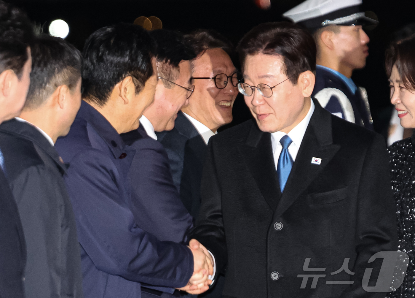 (성남=뉴스1) 허경 기자 = 싱가포르·필리핀 국빈 방문 일정을 마친 이재명 대통령이 4일 경기 성남 서울공항에 도착해 정청래 더불어민주당 대표와 악수하고 있다. 2026.3.4/ …