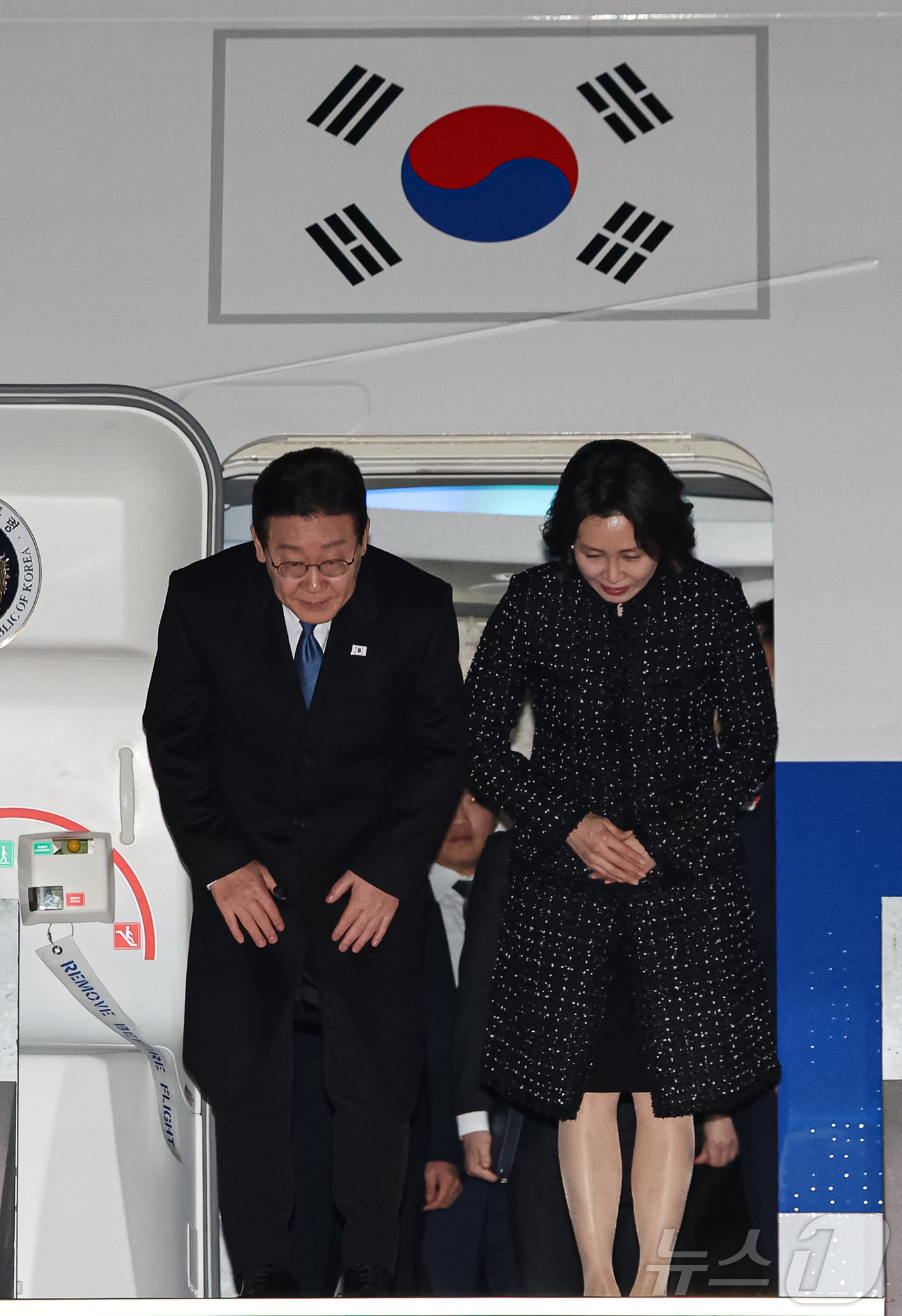 (성남=뉴스1) 허경 기자 = 싱가포르·필리핀 국빈 방문 일정을 마친 이재명 대통령과 김혜경 여사가 4일 경기 성남 서울공항에 도착해 인사하고 있다. 2026.3.4/뉴스1