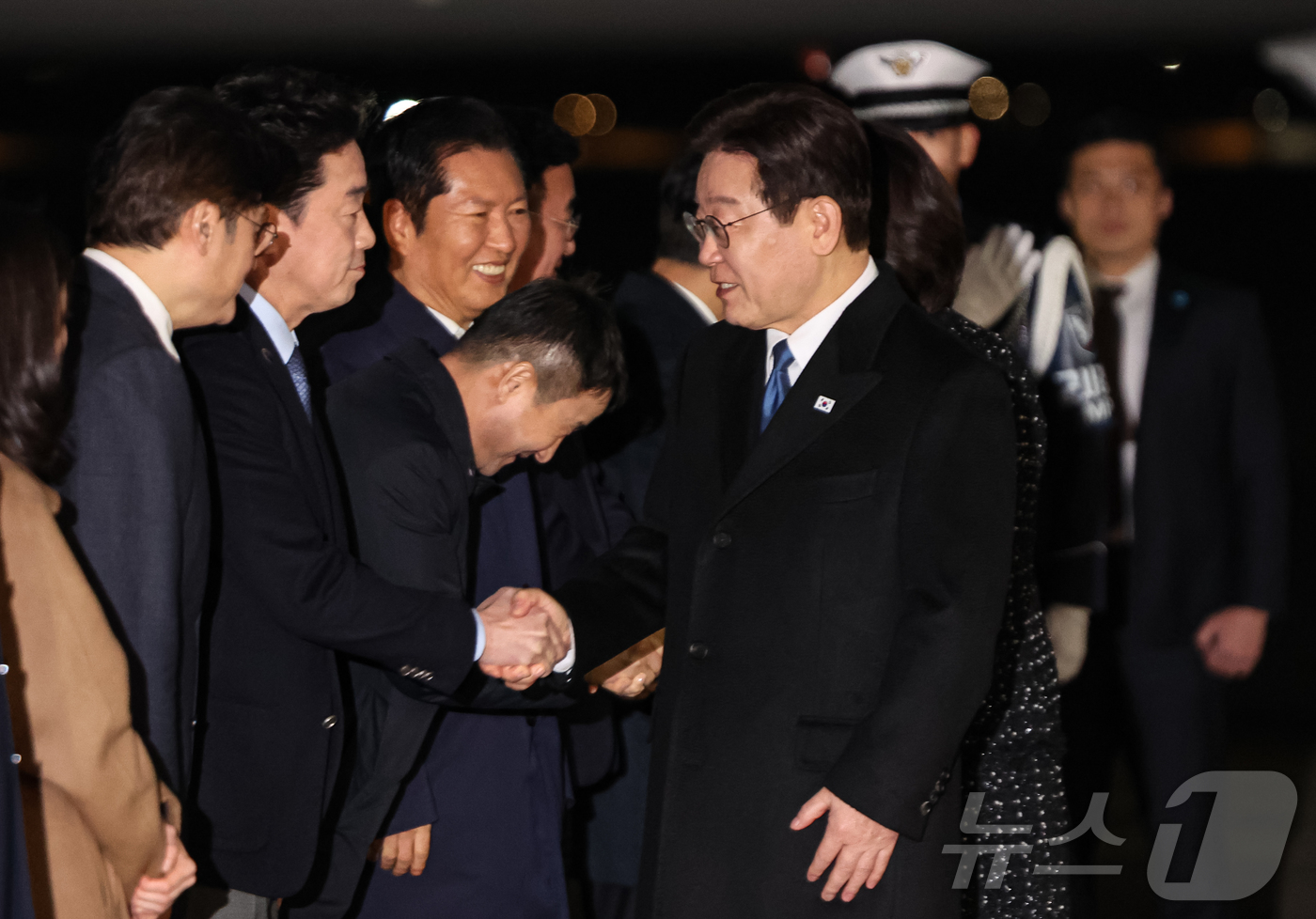 (성남=뉴스1) 허경 기자 = 싱가포르·필리핀 국빈 방문 일정을 마친 이재명 대통령이 4일 경기 성남 서울공항에 도착해 강훈식 비서실장과 인사를 나누고 있다. 2026.3.4/뉴스 …