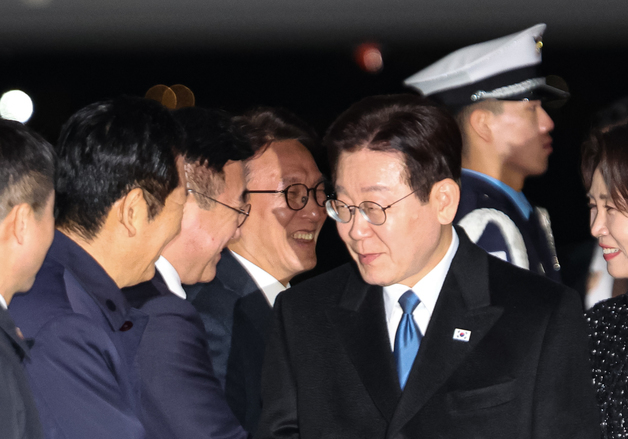 정청래 대표와 악수하는 이재명 대통령