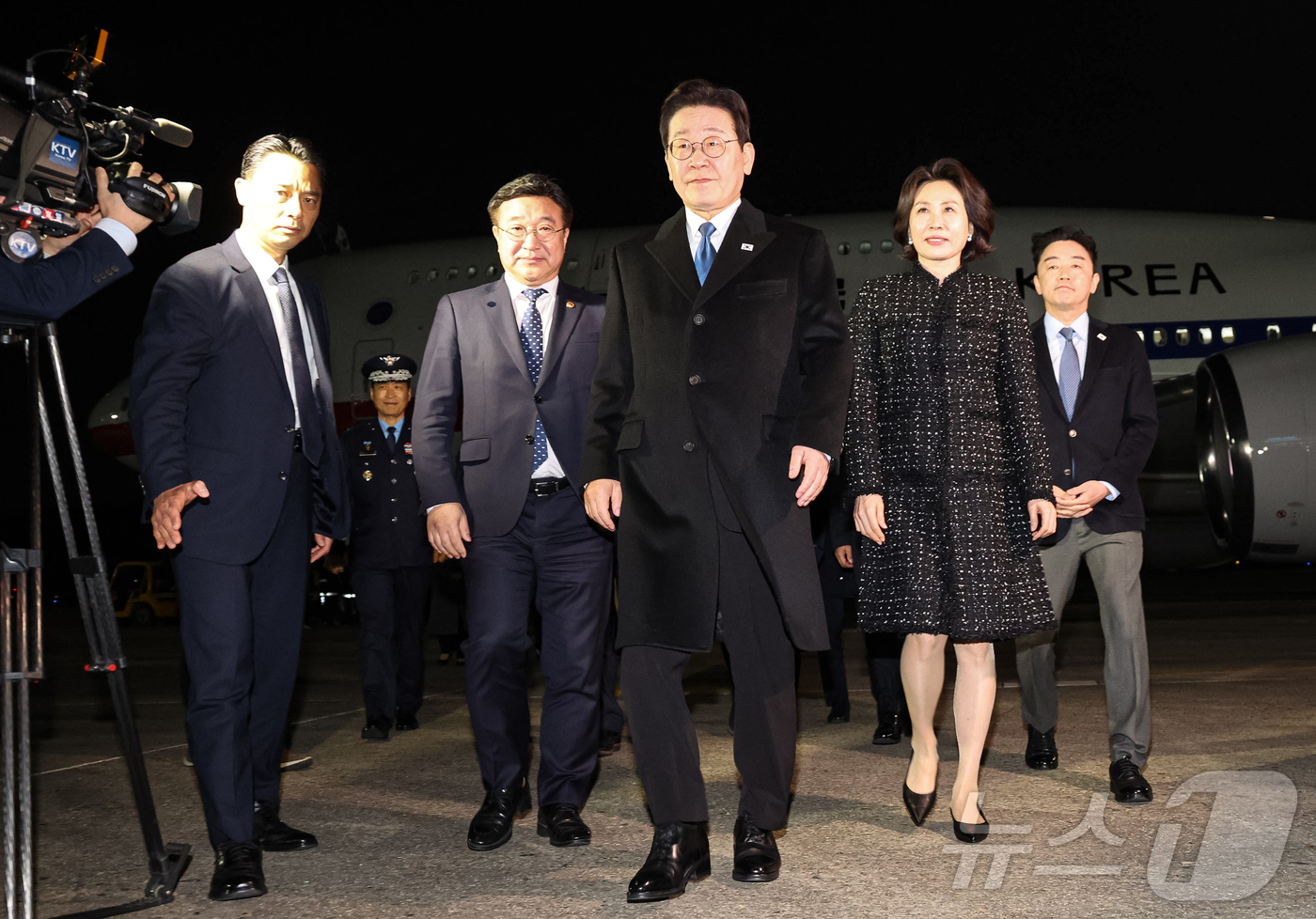 (성남=뉴스1) 허경 기자 = 싱가포르·필리핀 국빈 방문 일정을 마친 이재명 대통령이 4일 경기 성남 서울공항에 도착해 차량으로 향하고 있다. 2026.3.4/뉴스1