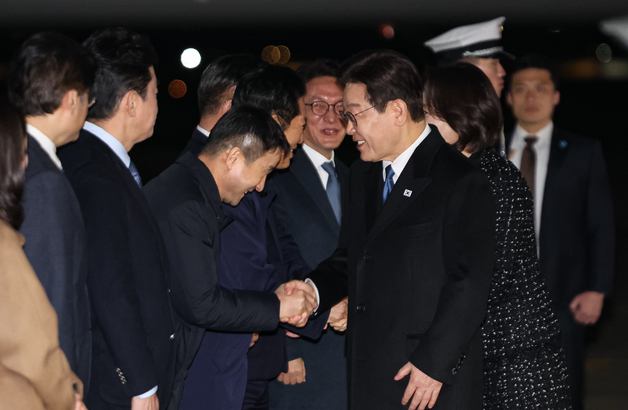 한병도 원내대표와 악수하는 이재명 대통령