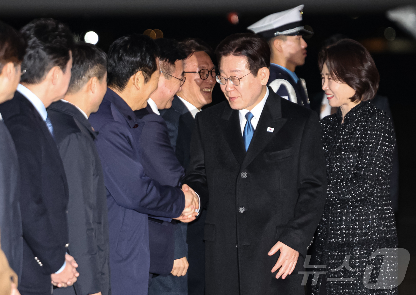 (성남=뉴스1) 허경 기자 = 싱가포르·필리핀 국빈 방문 일정을 마친 이재명 대통령이 4일 경기 성남 서울공항에 도착해 정청래 더불어민주당 대표와 악수하고 있다. 2026.3.4/ …