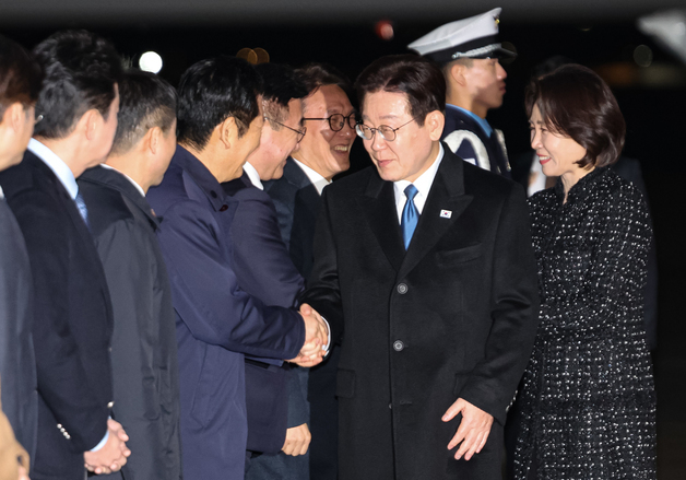 정청래 대표와 악수하는 이재명 대통령