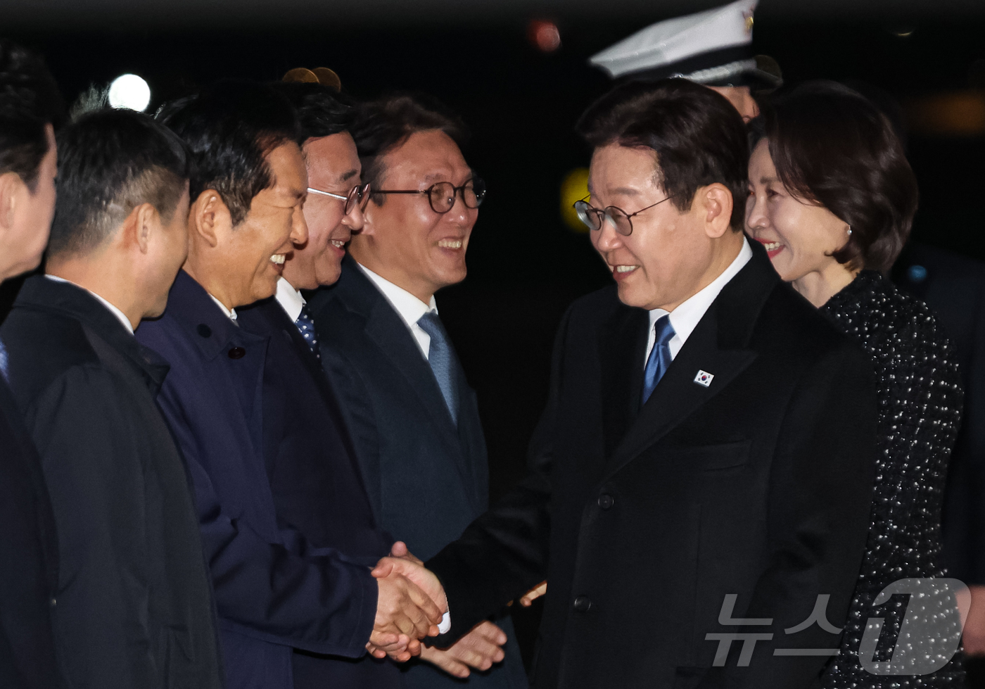 (성남=뉴스1) 허경 기자 = 싱가포르·필리핀 국빈 방문 일정을 마친 이재명 대통령이 4일 경기 성남 서울공항에 도착해 정청래 더불어민주당 대표와 악수하고 있다. 2026.3.4/ …