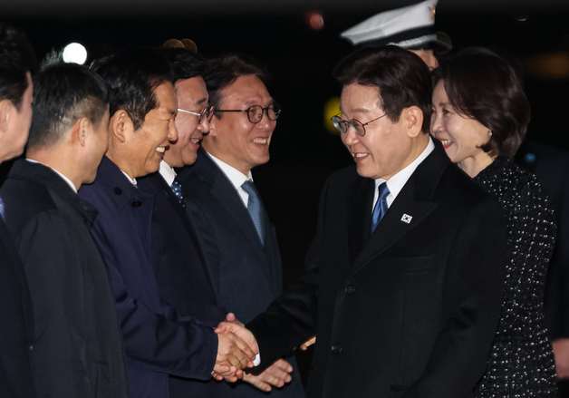 정청래 더불어민주당 대표와 인사하는 이재명 대통령