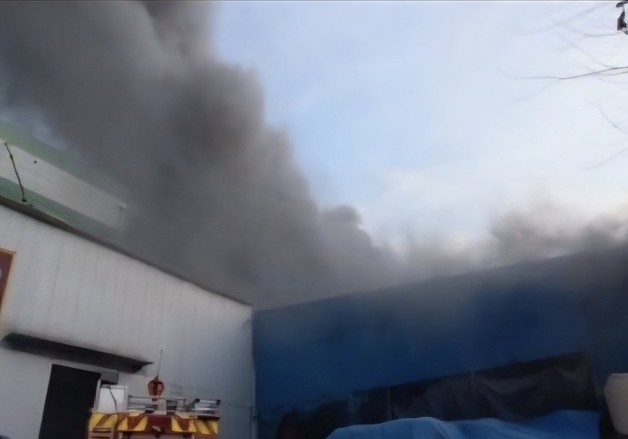 포천 신북면 염색공장 3시간여 만에 진화…1명 연기흡입 부상(종합)