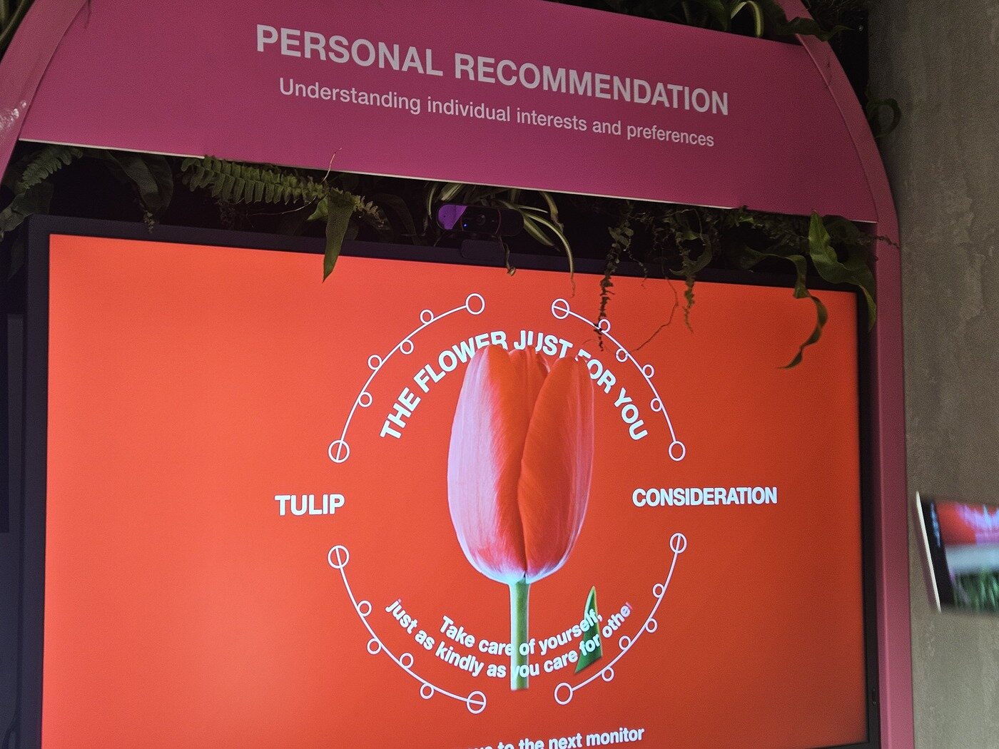 본문 이미지 - KDDI가 AI를 활용해 고객의 취양 등을 반영해 어울리는 꽃을 추천해주는 시스템을 선보였다.