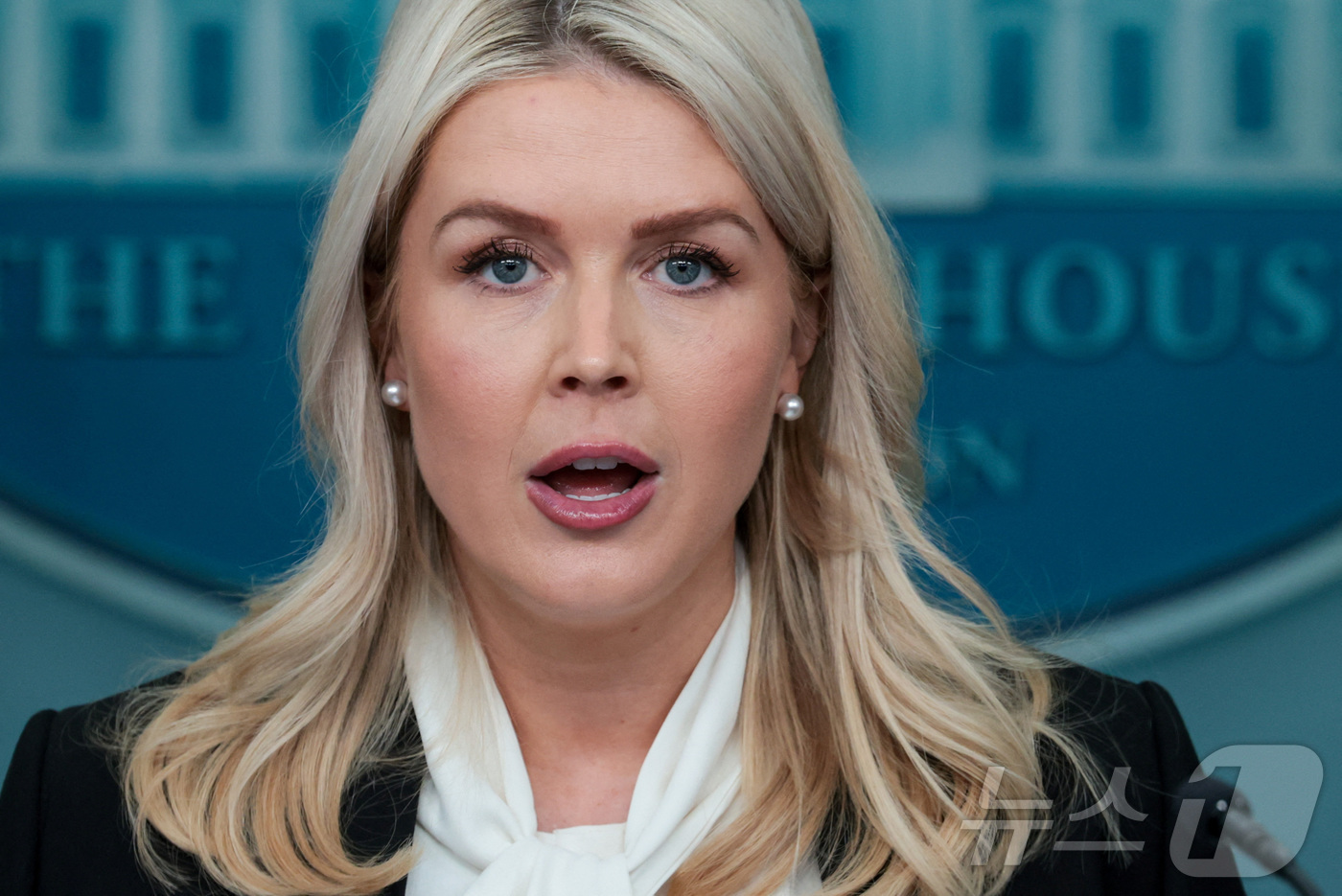 (워싱턴DC 로이터=뉴스1) 류정민 특파원 = 캐롤라인 레빗 백악관 대변인이 4일(현지시간) 워싱턴DC 백악관에서 이란에 대한 미군의 군사작전과 관련한 진행 상황을 브리핑하고 있다 …