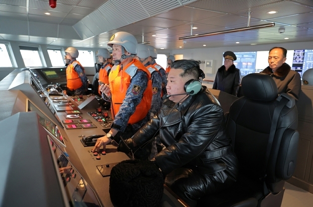 김정은, '최현호' 전략순항미사일 시험발사 참관…'해군력 강화' 강조