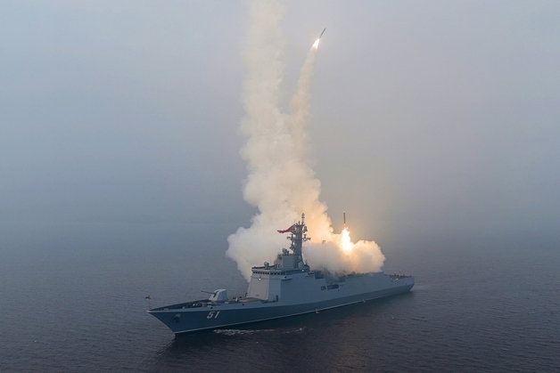 김정은, '최현호' 전략순항미사일 시험발사 참관…'해군력 강화' 강조(종합)