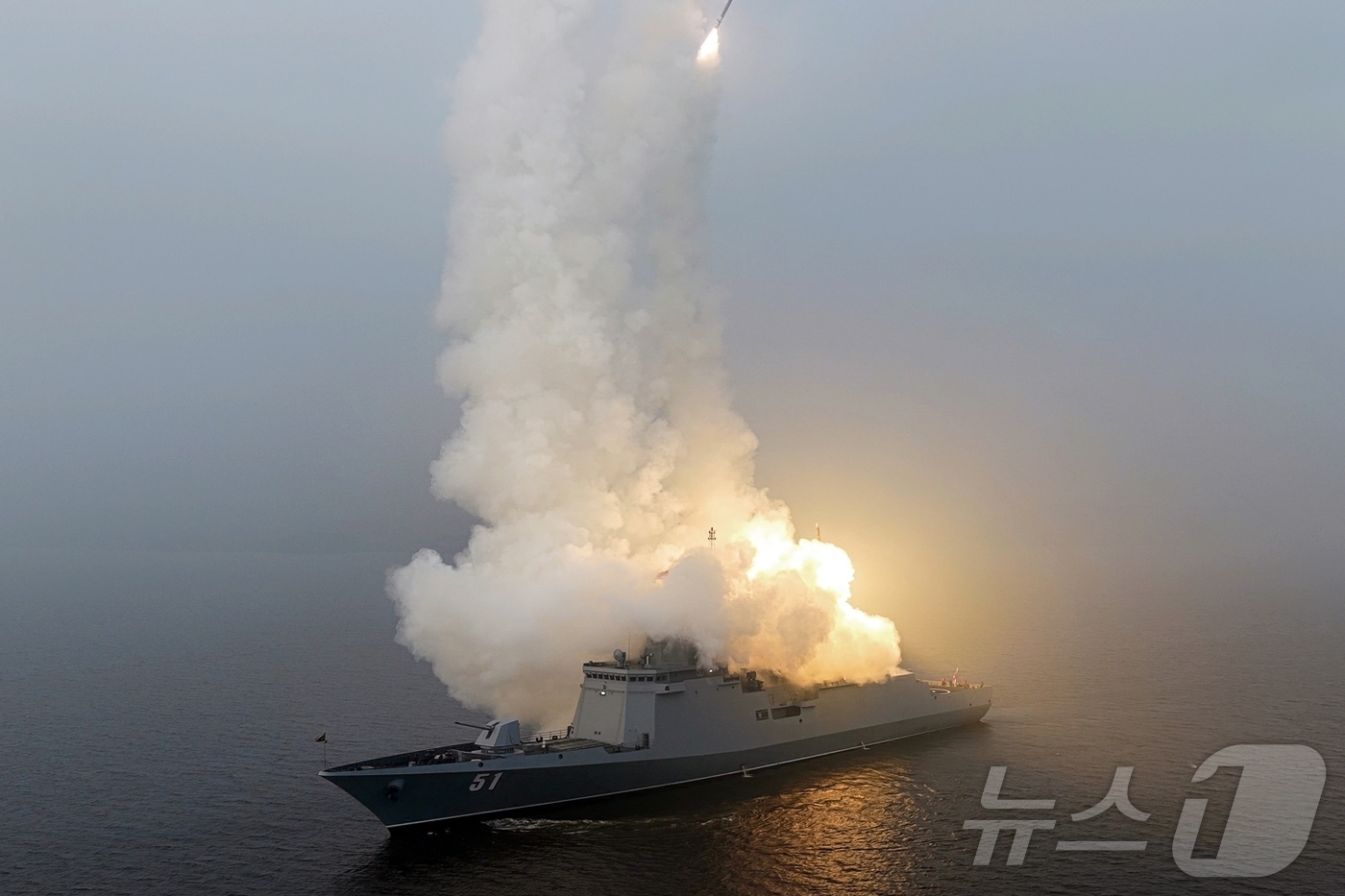 (평양 노동신문=뉴스1) = 북한 노동당 기관지 노동신문은 5일  "김정은 동지께서는 3월4일 함에서 실시된 해상대지상 전략순항미사일 시험발사를 참관했다"고 보도했다.[국내에서만 …