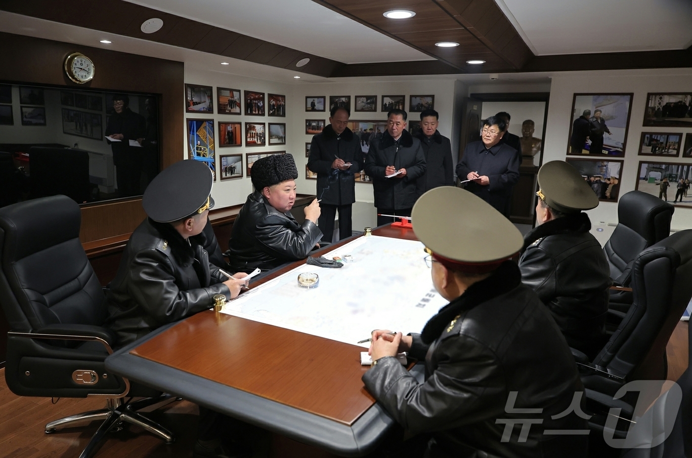 (평양 노동신문=뉴스1) = 북한 노동당 기관지 노동신문은 5일 "김정은 동지께서 3월 3일과 4일 구축함 '최현호'를 방문하고 함선구분대의 전투정치 훈련 실태와 취역을 앞두고 진 …