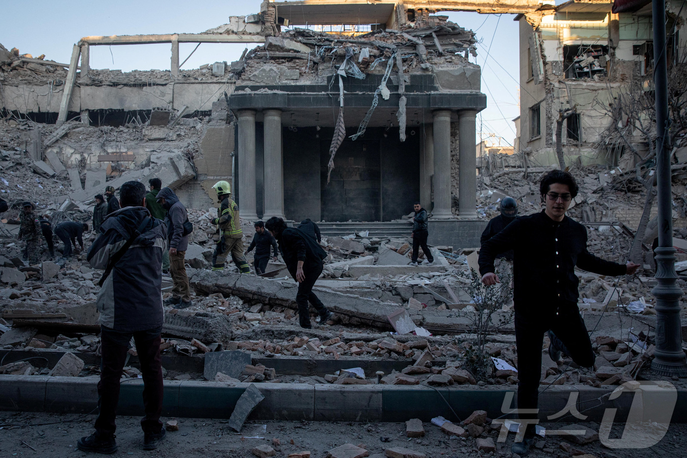 (테헤란 로이터=뉴스1) 윤다정 기자 = 3일(현지시간) 이란 테헤란에서 구조대원들이 미국과 이스라엘 공습 현장을 조사하고 있다. 2026.03.03.ⓒ 로이터=뉴스1