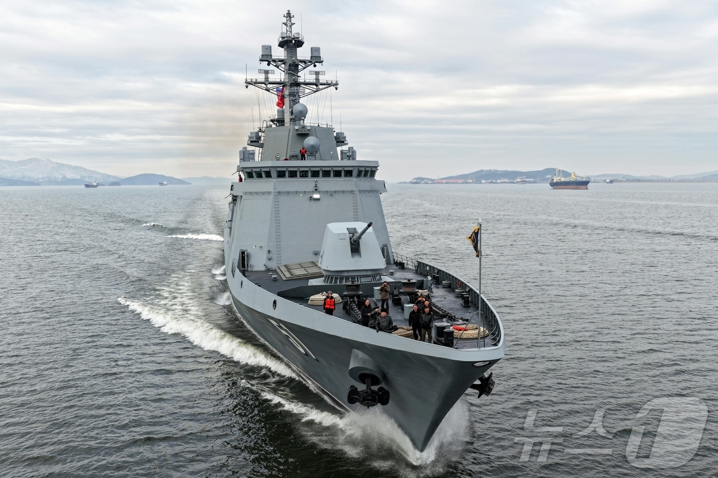 (평양 노동신문=뉴스1) = 북한 노동당 기관지 노동신문은 5일 "김정은 동지께서 3월 3일과 4일 구축함 '최현호'를 방문하고 함선구분대의 전투정치 훈련 실태와 취역을 앞두고 진 …