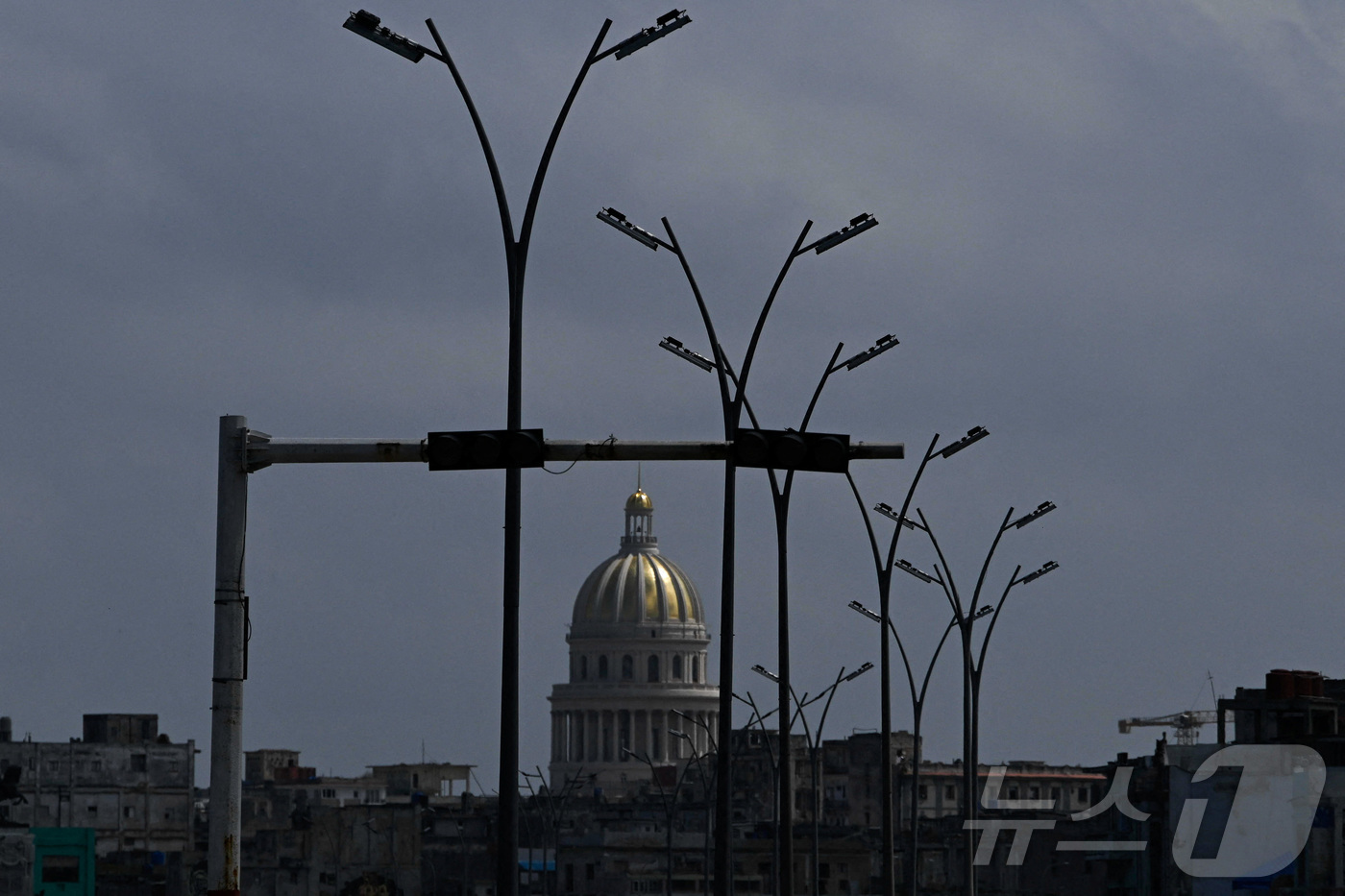 (아바나 로이터=뉴스1) 윤다정 기자 = 4일(현지시간) 쿠바 아바나에 위치한 국회의사당의 모습. 이날 수도 아바나를 비롯한 쿠바 대부분 지역은 정전 사태를 겪었다. 2026.03 …