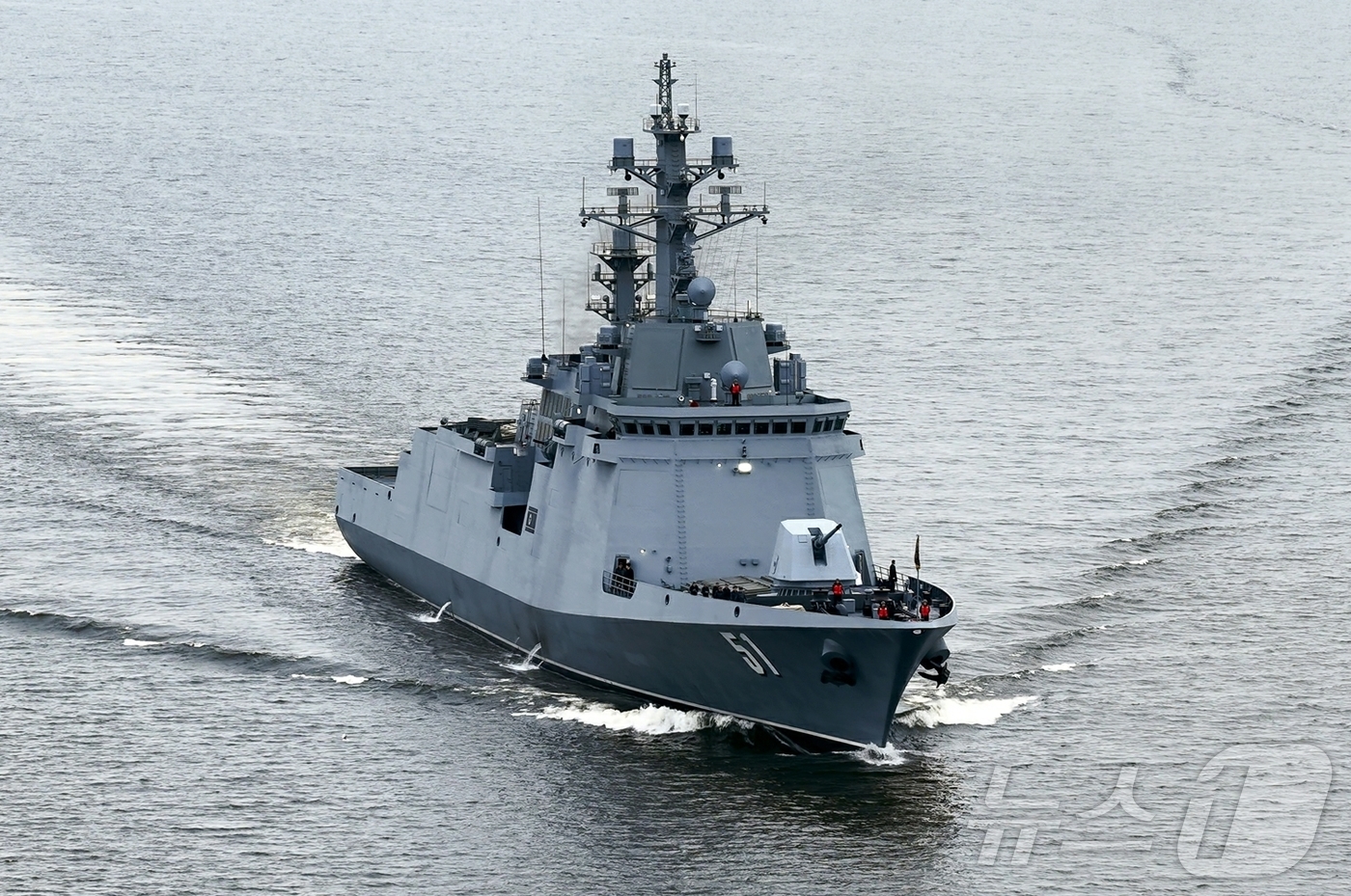 (평양 노동신문=뉴스1) = 북한 노동당 기관지 노동신문은 5일 "김정은 동지께서 3월 3일과 4일 구축함 '최현호'를 방문하고 함선구분대의 전투정치 훈련 실태와 취역을 앞두고 진 …