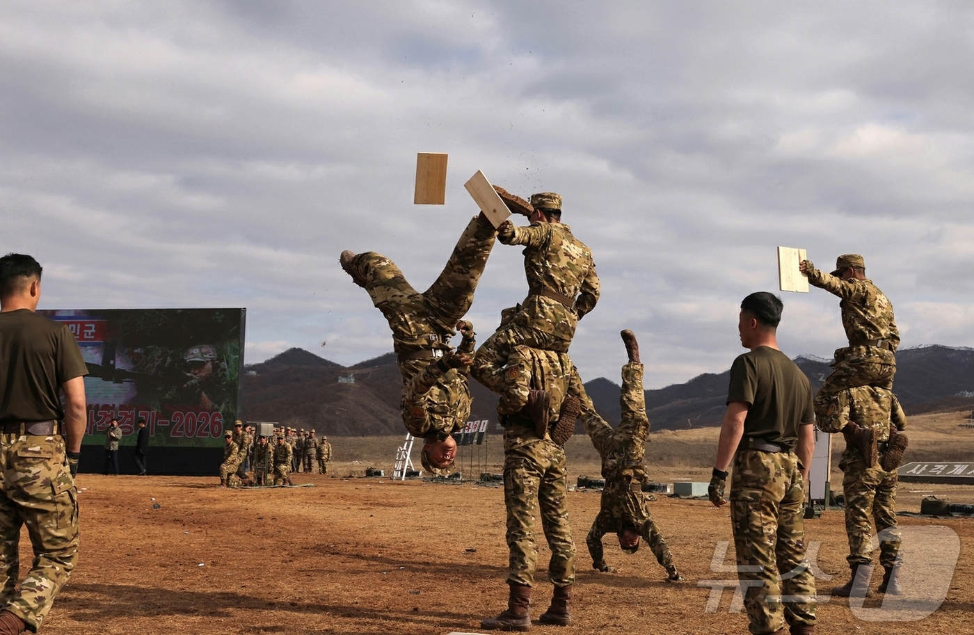 (평양 노동신문=뉴스1) = 북한 노동당 기관지 노동신문은 5일 김정은 당 총비서가 '저격수의 날'(3월3일)을 맞아 수도방위군단의 사격 경기를 관람했다고 보도했다. 현장에는 조용 …