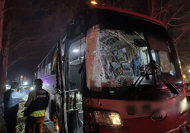 담양서 시외버스가 가로수 '쾅'…고교생 등 8명 부상
