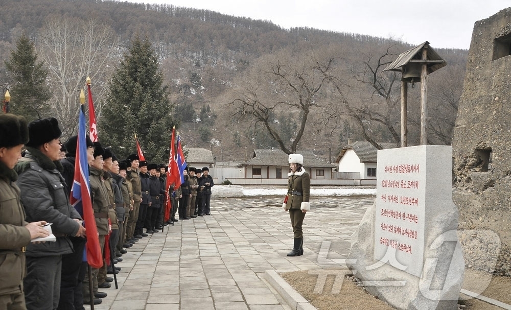 (평양 노동신문=뉴스1) = 북한 노동당 기관지 노동신문은 5일 전국농근맹일꾼(간부)들과 초급일꾼(간부)들의 백두산지구 혁명전적지답사가 지난달 26일부터 이달 4일까지 진행됐다고 …